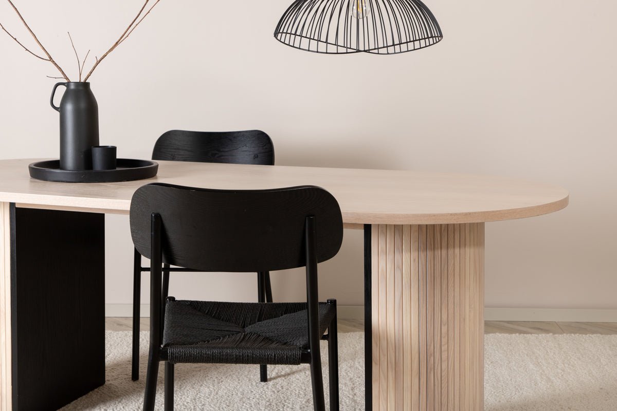 Esstisch Moani - mit robusten Gestell im gerippten Design