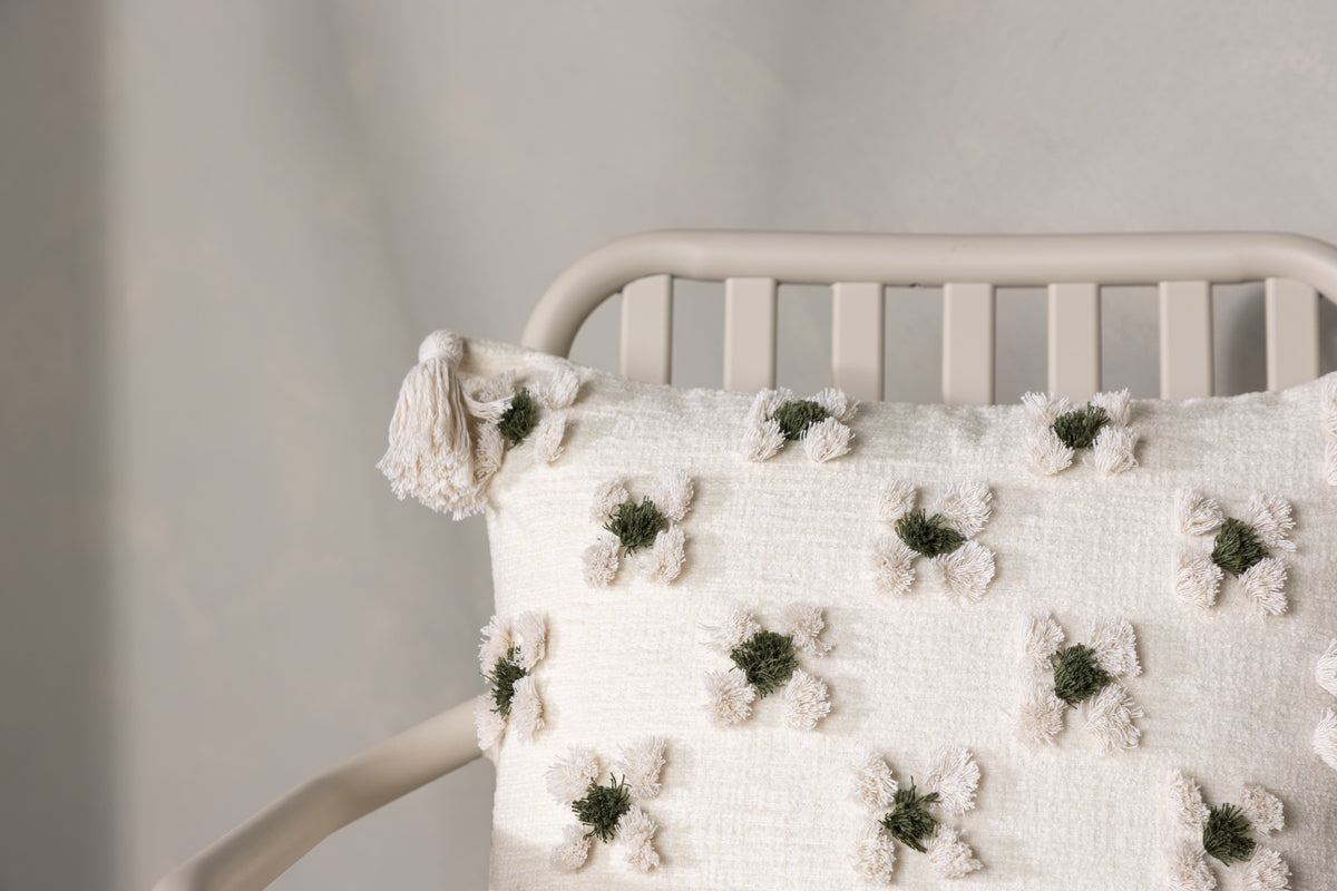 Kissenbezug Flower - weiß mit grünen Punkten in zwei verschiedenen Größen