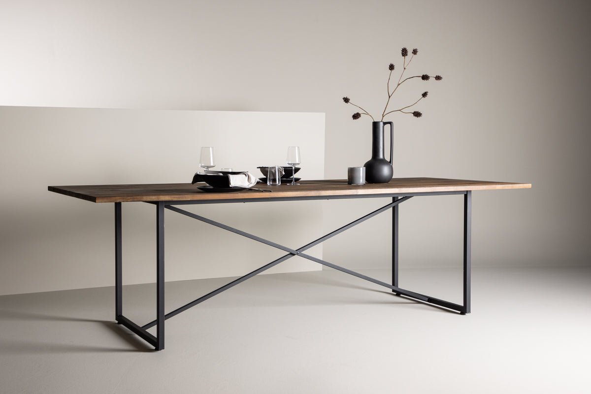 Esstisch Waiora - mit rustikaler Teakholzplatte für eine warme Atmosphäre