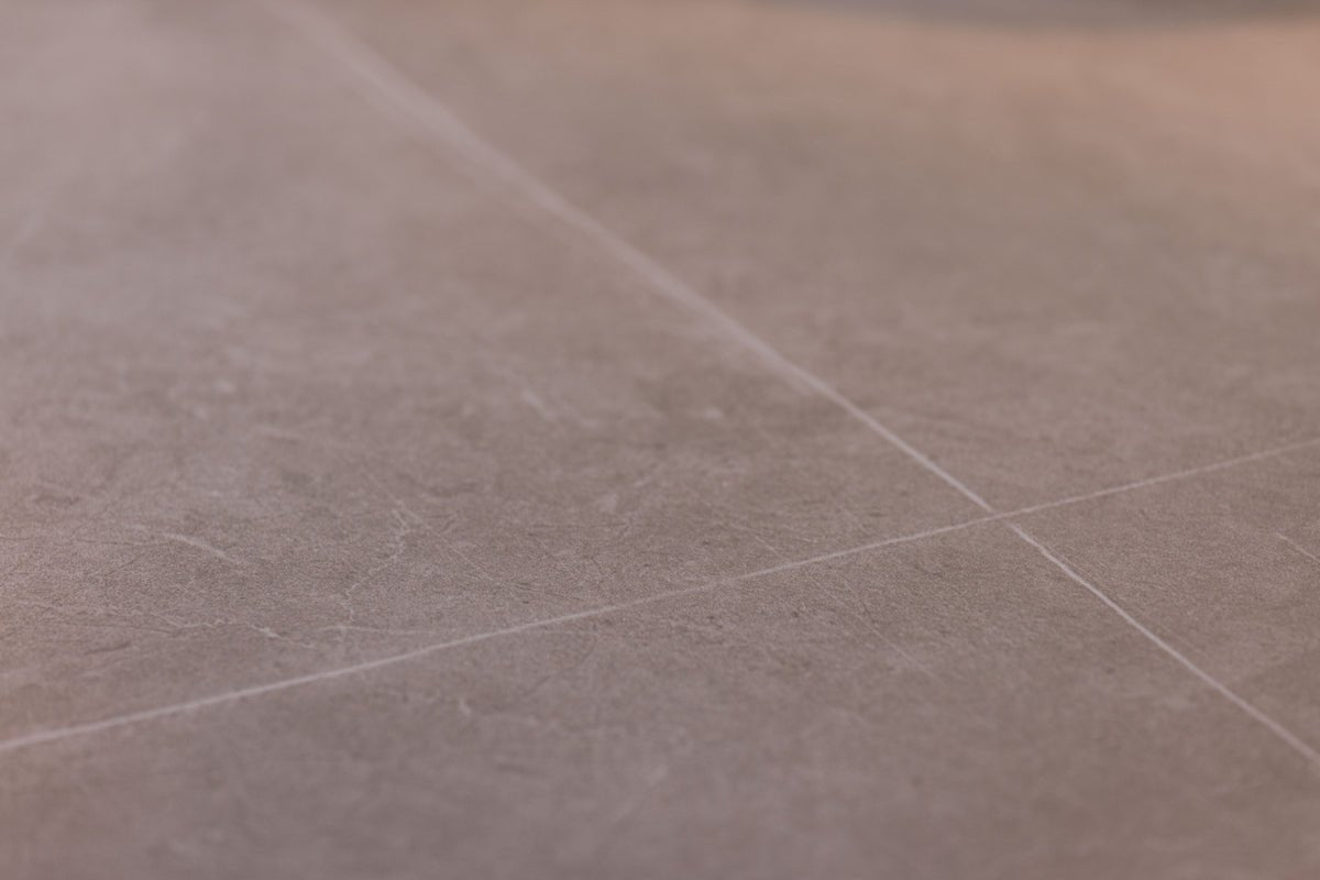 Esstisch Tahiri – ein runder Esstisch mit luxuriösem Charakter und natürlicher Eleganz