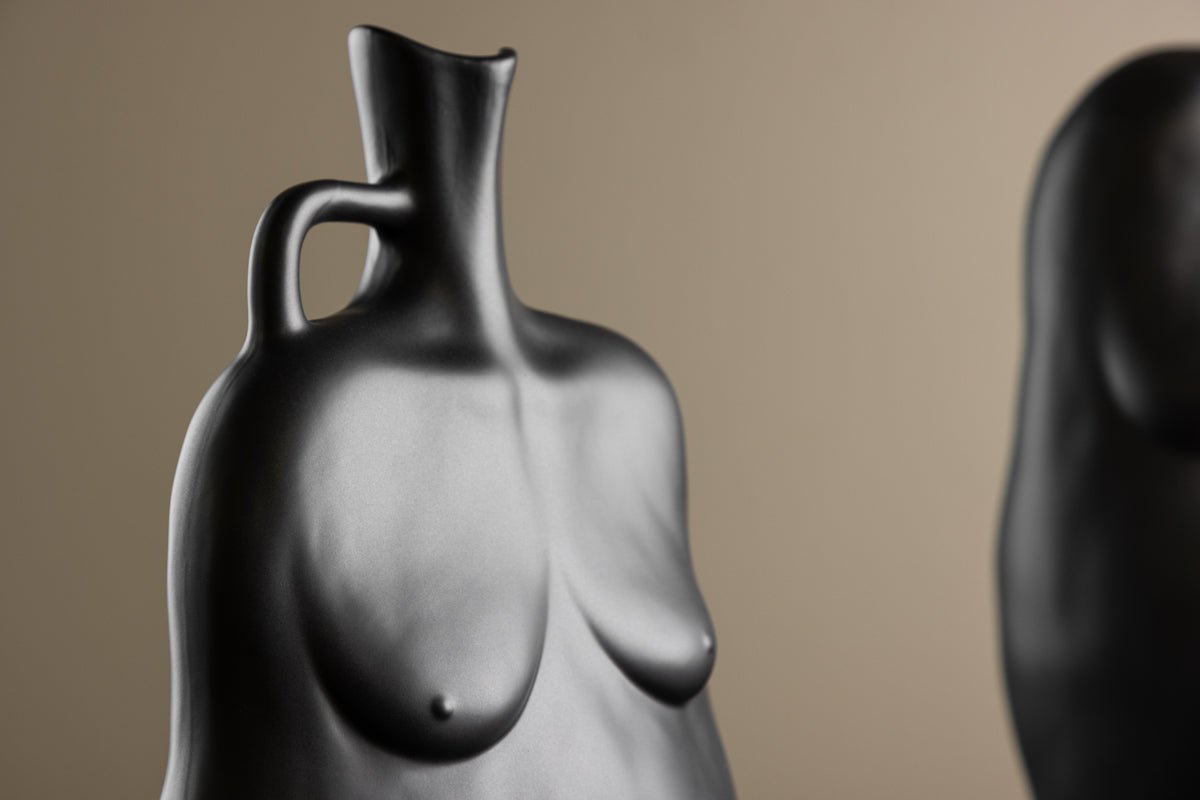 Vase Nerida 25 cm – Körperinspirierte Eleganz in Weiß & Schwarz