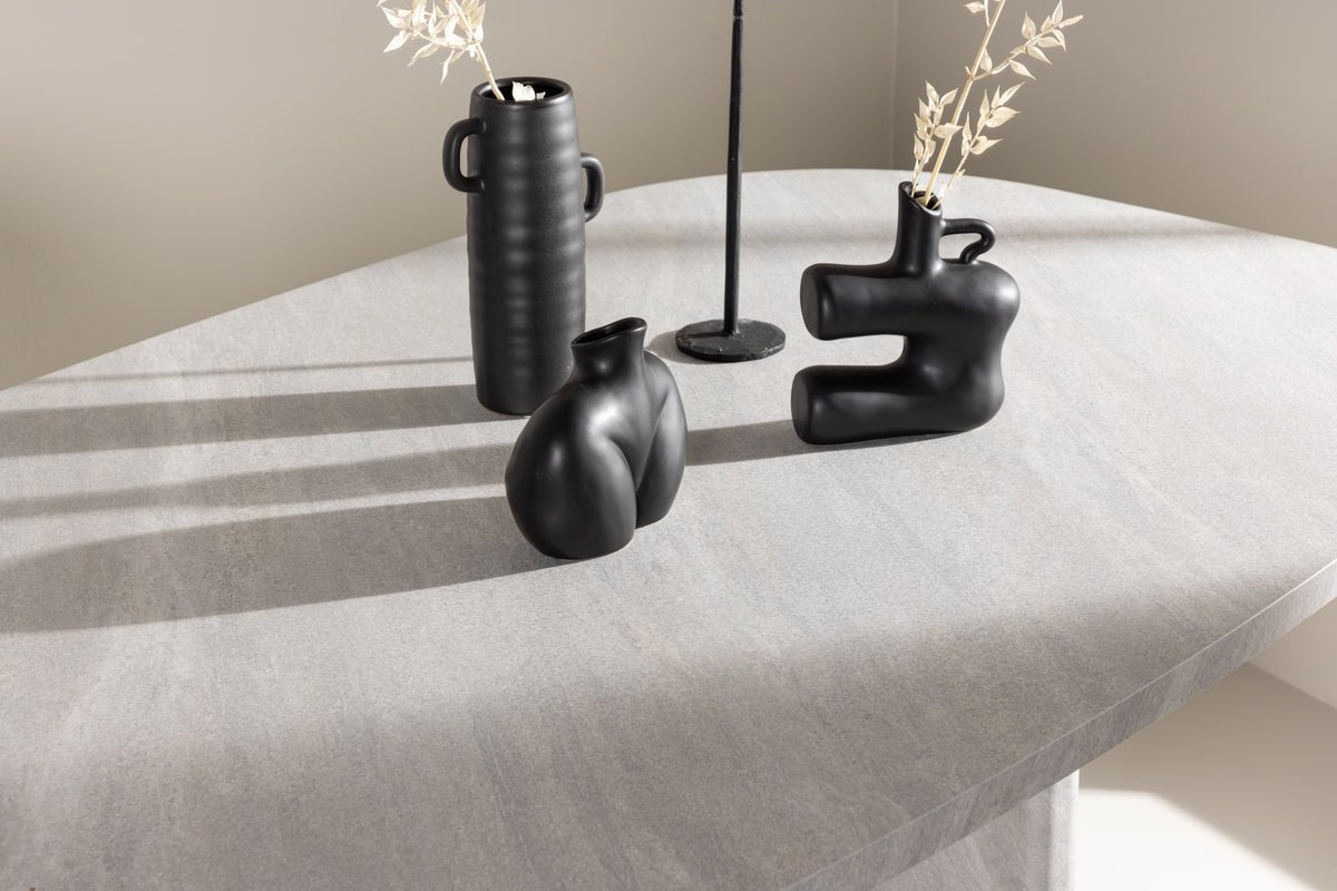 Esstisch Oaky - ein eleganter Tisch in ovaler Form