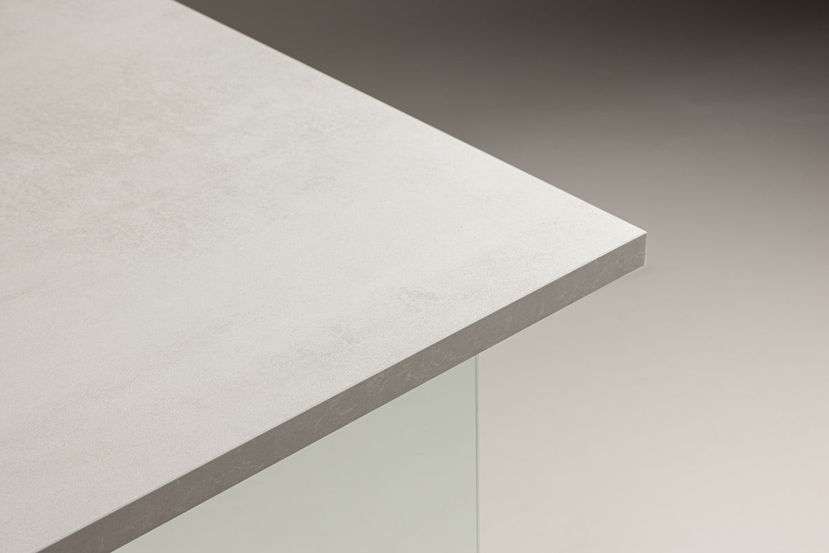 Esstisch Brevon - moderner Esstisch auf einem Glasgestell mit hellgrauer Tischplatte