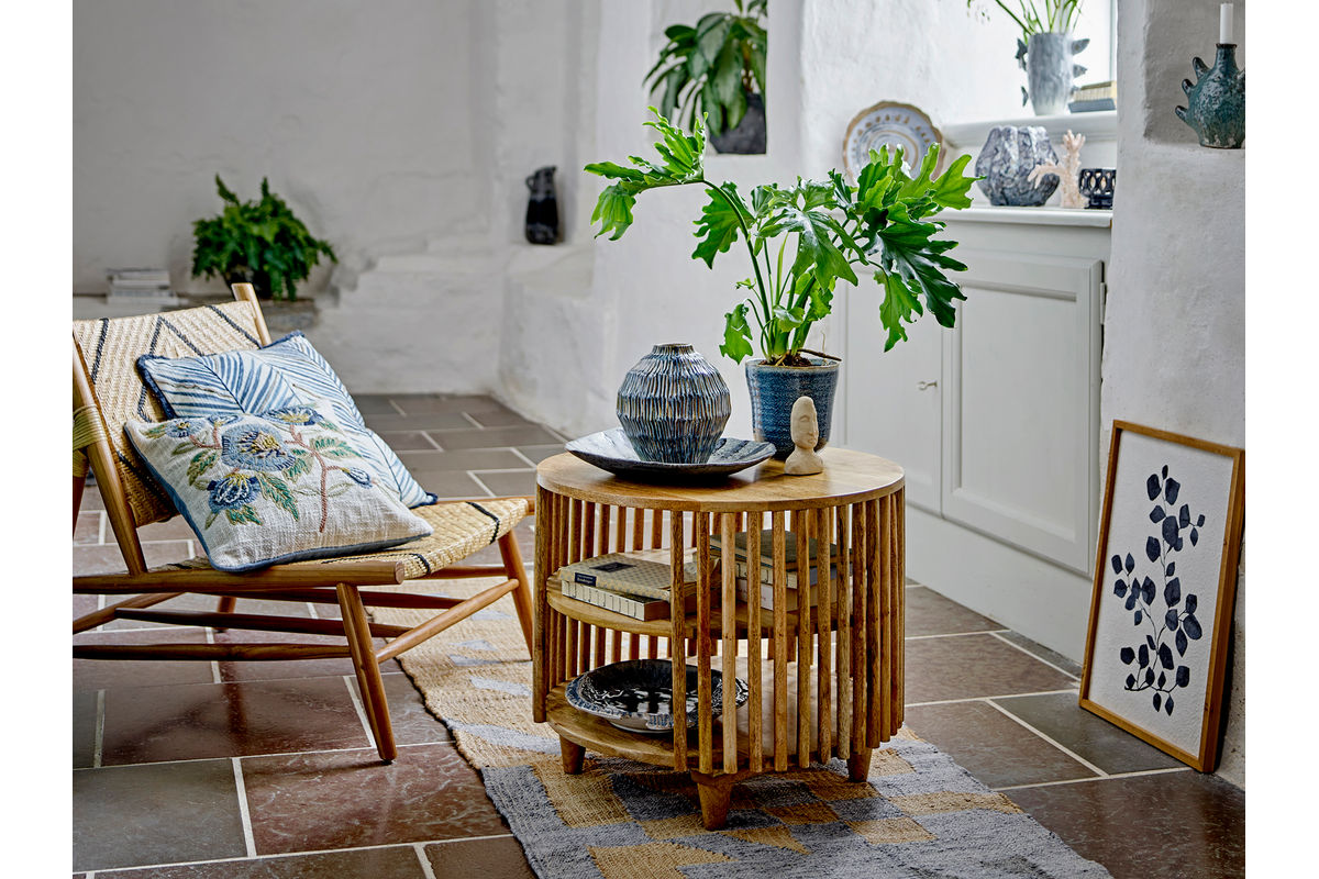 Couchtisch Keegan – Rundes Mangoholz-Design mit praktischen Ablagen