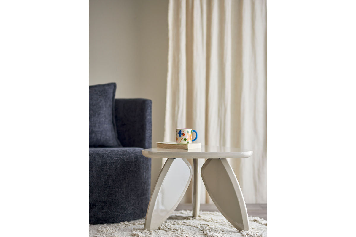Couchtisch Lux – Skulpturales Design in Naturton