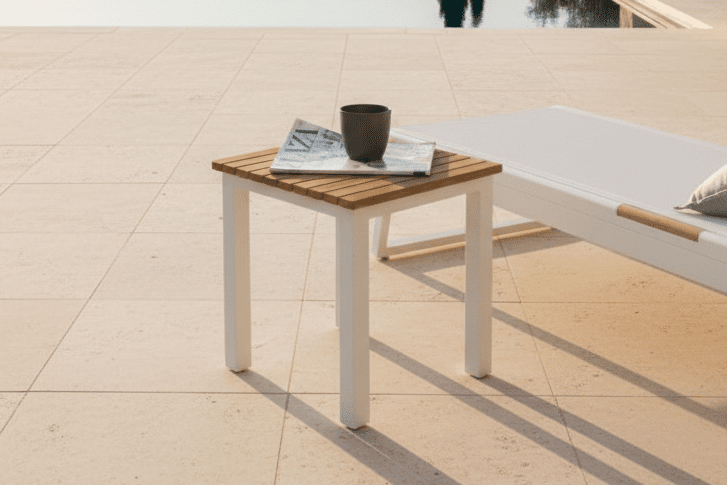 Gartentisch Siku - ein weißer Beistelltisch aus Aluminium und Teakholz