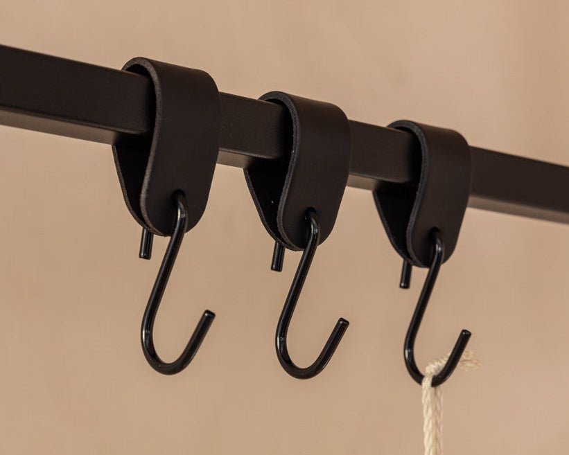 Leder Kleiderhaken Arcoro aus Stahl & Echtleder