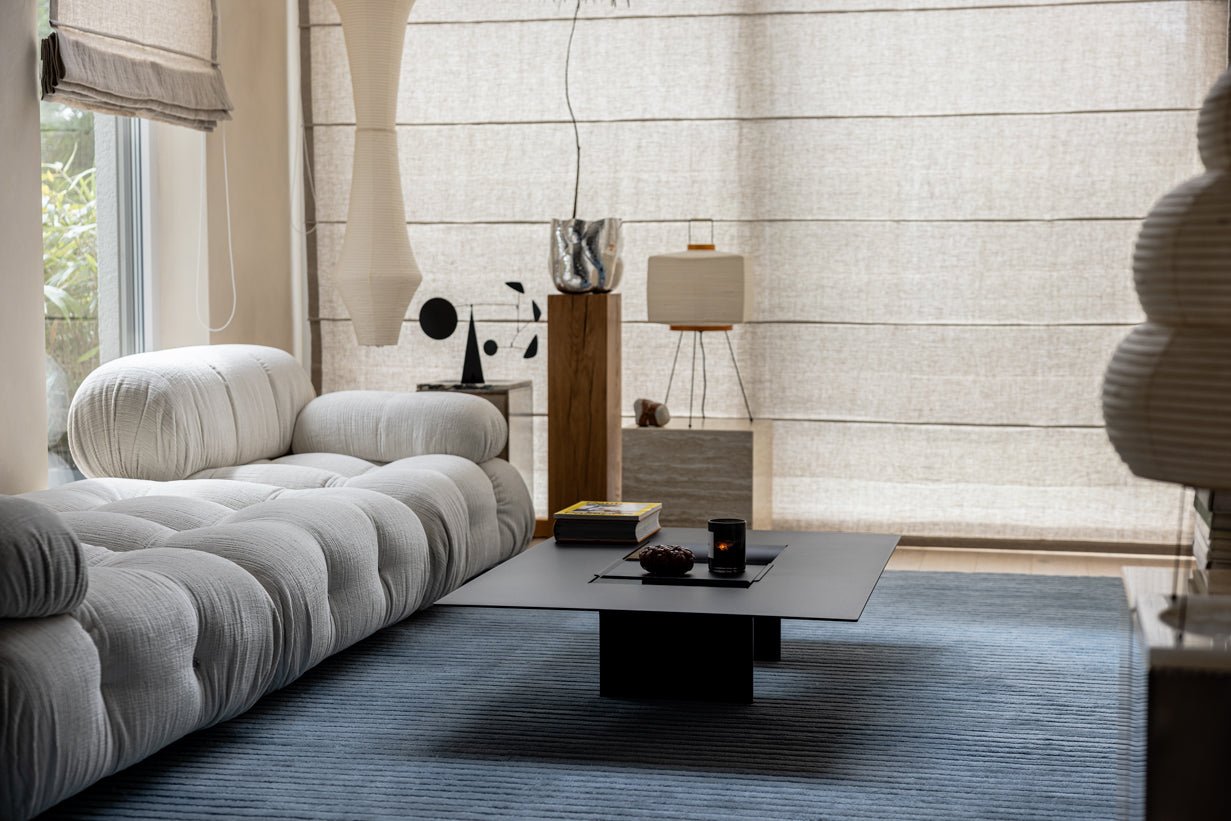 Couchtisch Cut – Minimalistisches Stahl-Design mit kreativer Öffnung