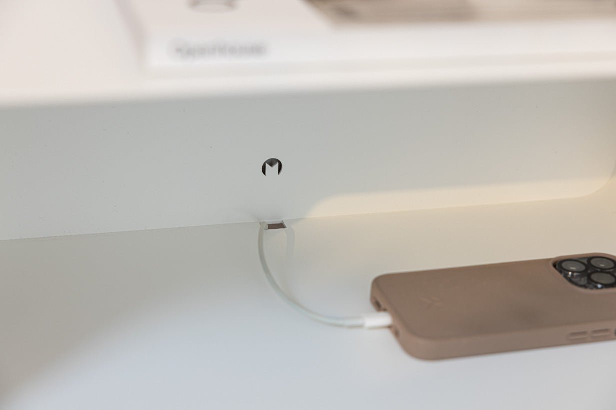 Nachttisch Nelio – Hängendes Design mit Kabeldurchführung