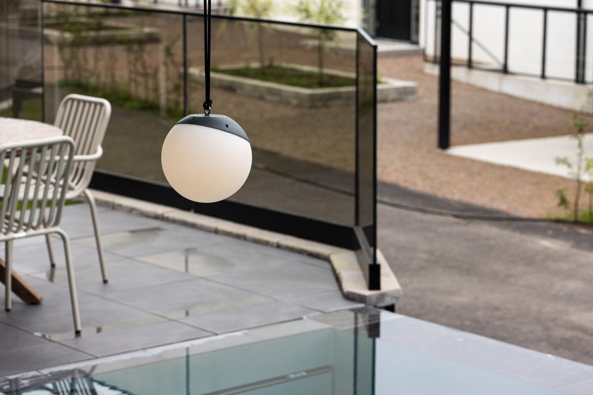 Outdoor-Pendelleuchte „Ilona" – batteriebetrieben aus Kunststoff in Schwarz-Weiß