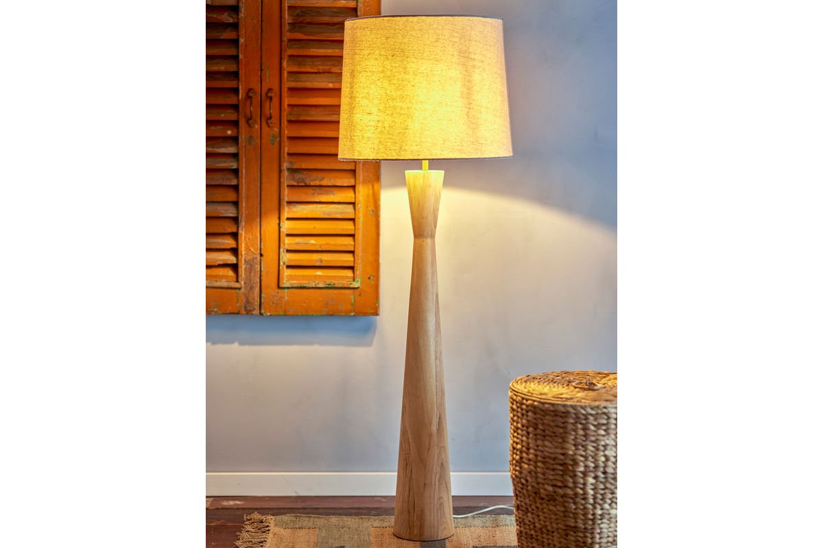 Stehlampe Calen – Gummibaumholz mit Leinenschirm