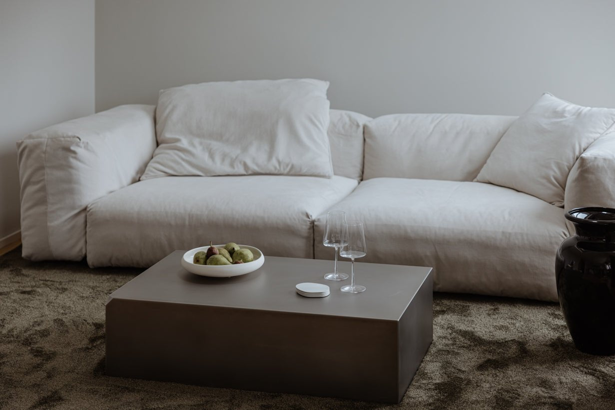 Couchtisch RAW-C – Edelstahl mit seidig-mattem Finish