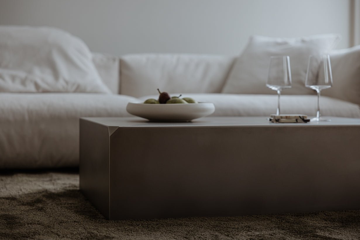 Couchtisch RAW-C – Edelstahl mit seidig-mattem Finish