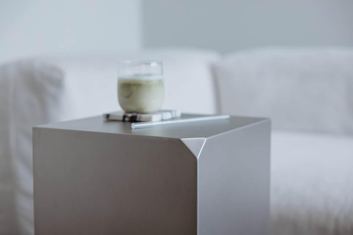 Beistelltisch/Nachttisch RAW C – Edelstahl-Kubus mit integriertem Regal