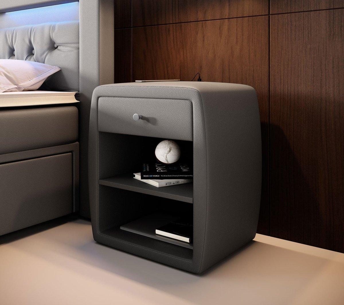 Designer Nachttisch Tavira mit USB (Kunstleder) - Luxusbetten24