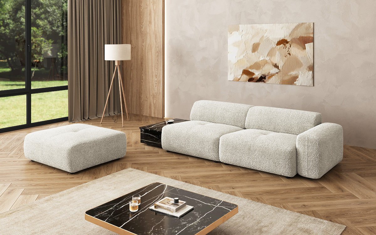 Designer Sofa Calm 3-personers med skammel og sidebord i Bouclé