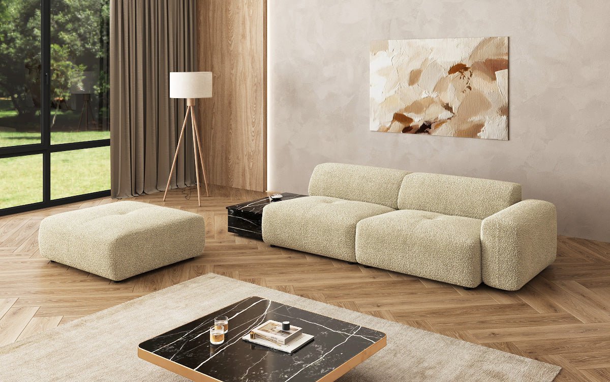 Designer Sofa Calm 3-personers med skammel og sidebord i Bouclé