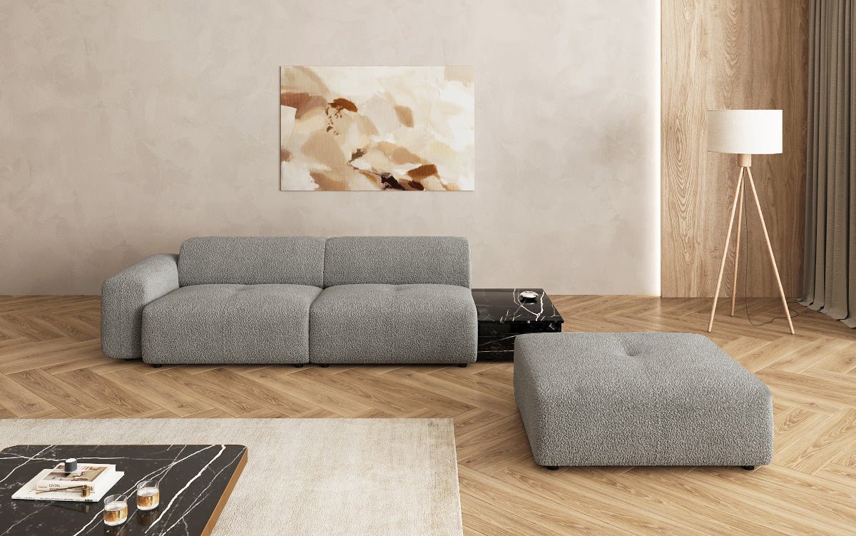 Designer Sofa Calm 3-personers med skammel og sidebord i Bouclé