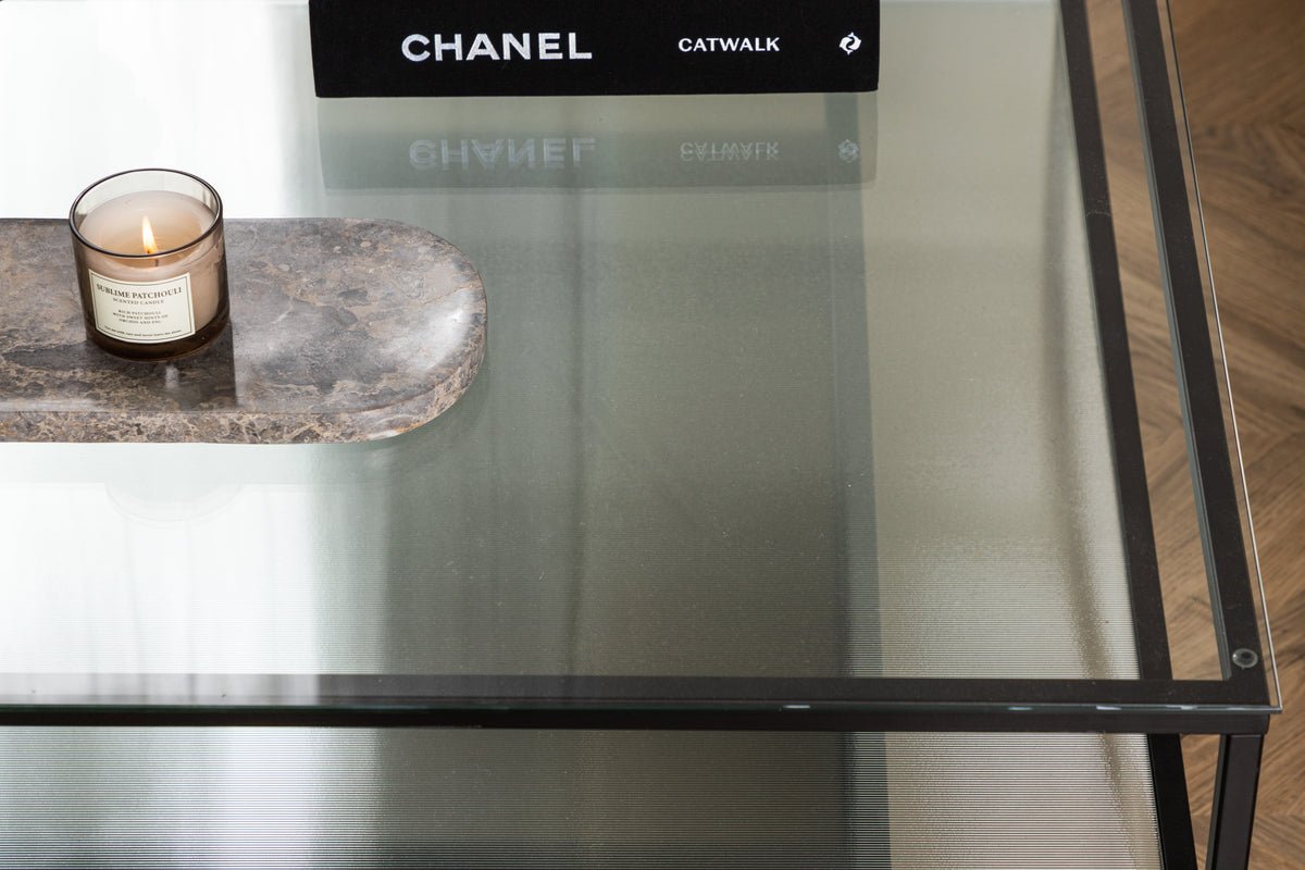 Sofabord Lanera - med glasflader og stålkorpus