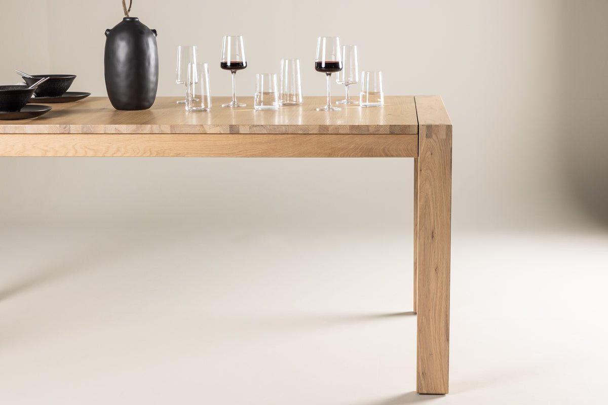 Spisebord Wainui - fremstillet af robust egetræ