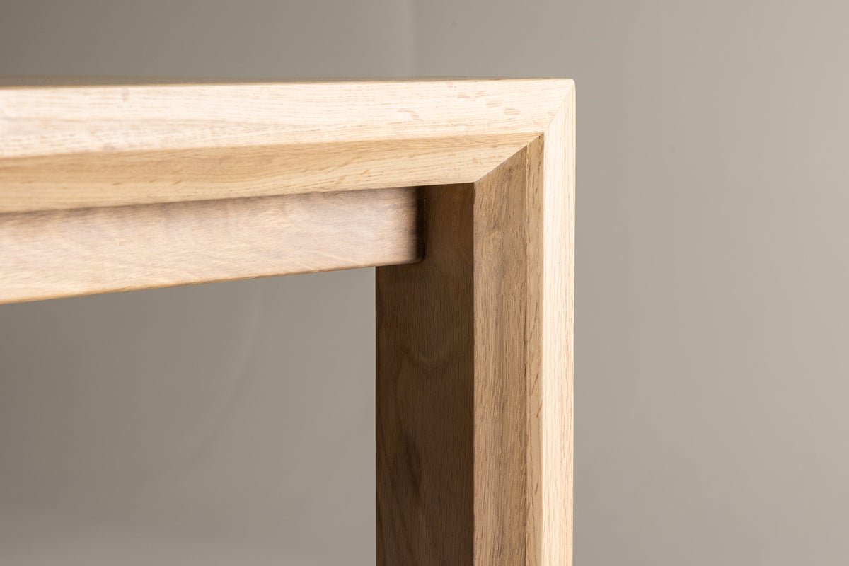 Spisebord Wainui - fremstillet af robust egetræ