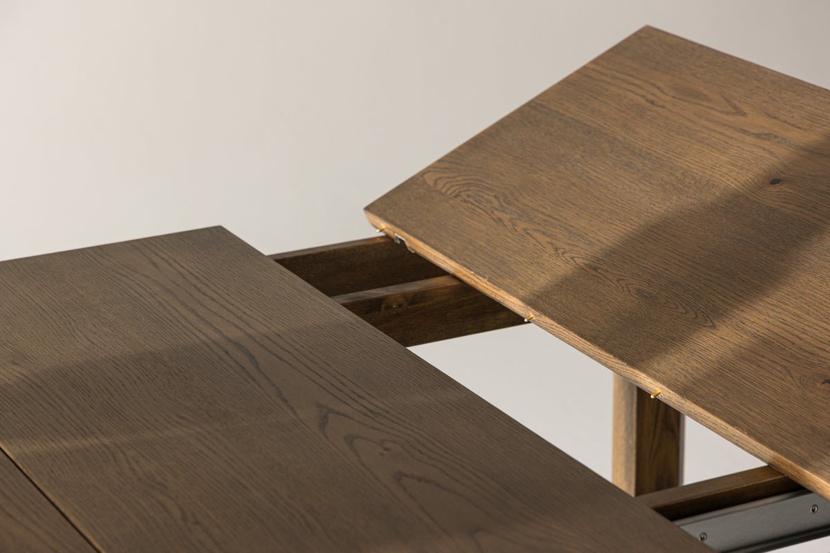 Spisebord Wainui - fremstillet af robust egetræ