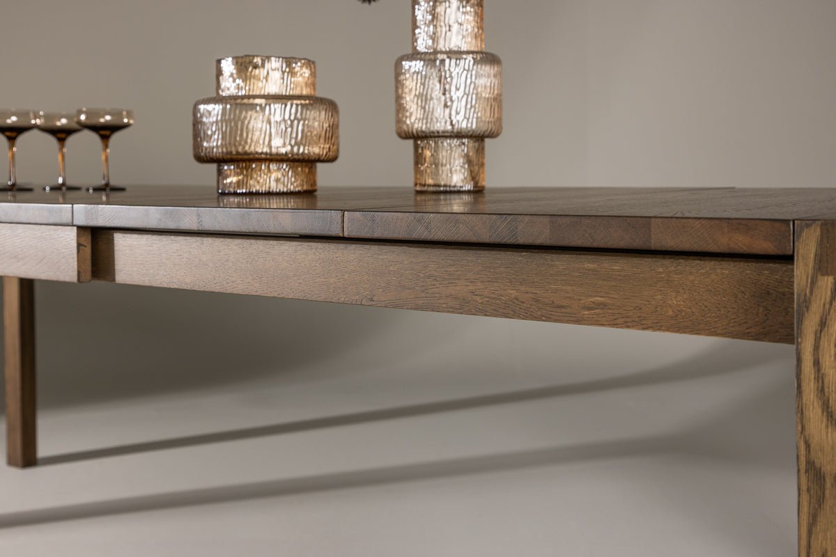 Spisebord Wainui - fremstillet af robust egetræ