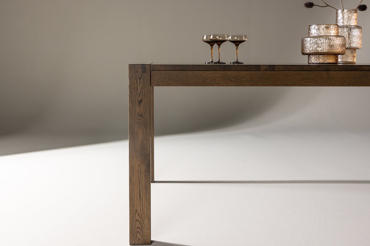 Spisebord Wainui - fremstillet af robust egetræ