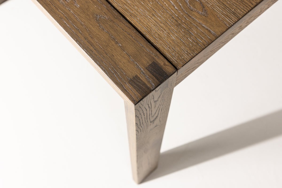 Spisebord Wainui - fremstillet af robust egetræ