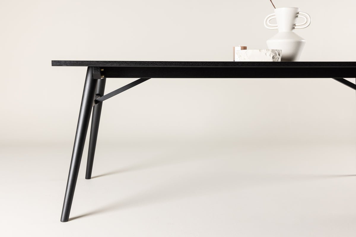 Spisebord Maleko – et spisebord med karakter og moderne elegance