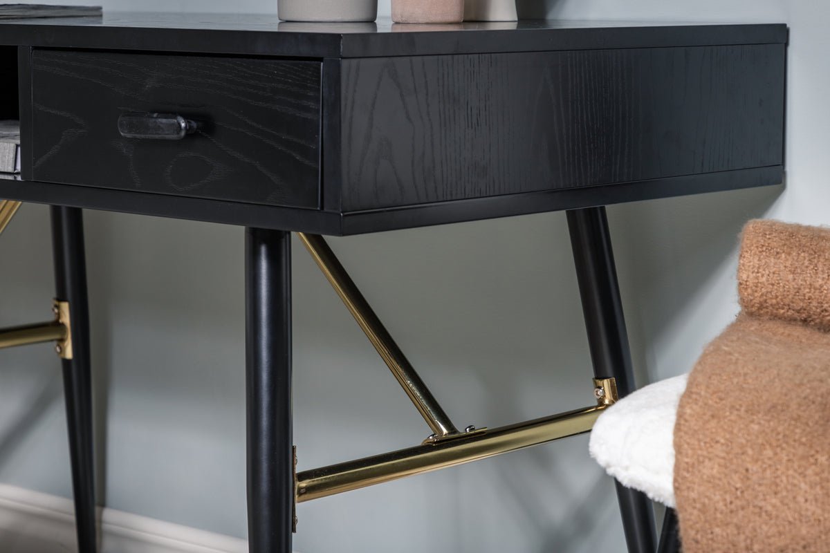 Skrivebord Aluri - med sort finer og messingdetaljer