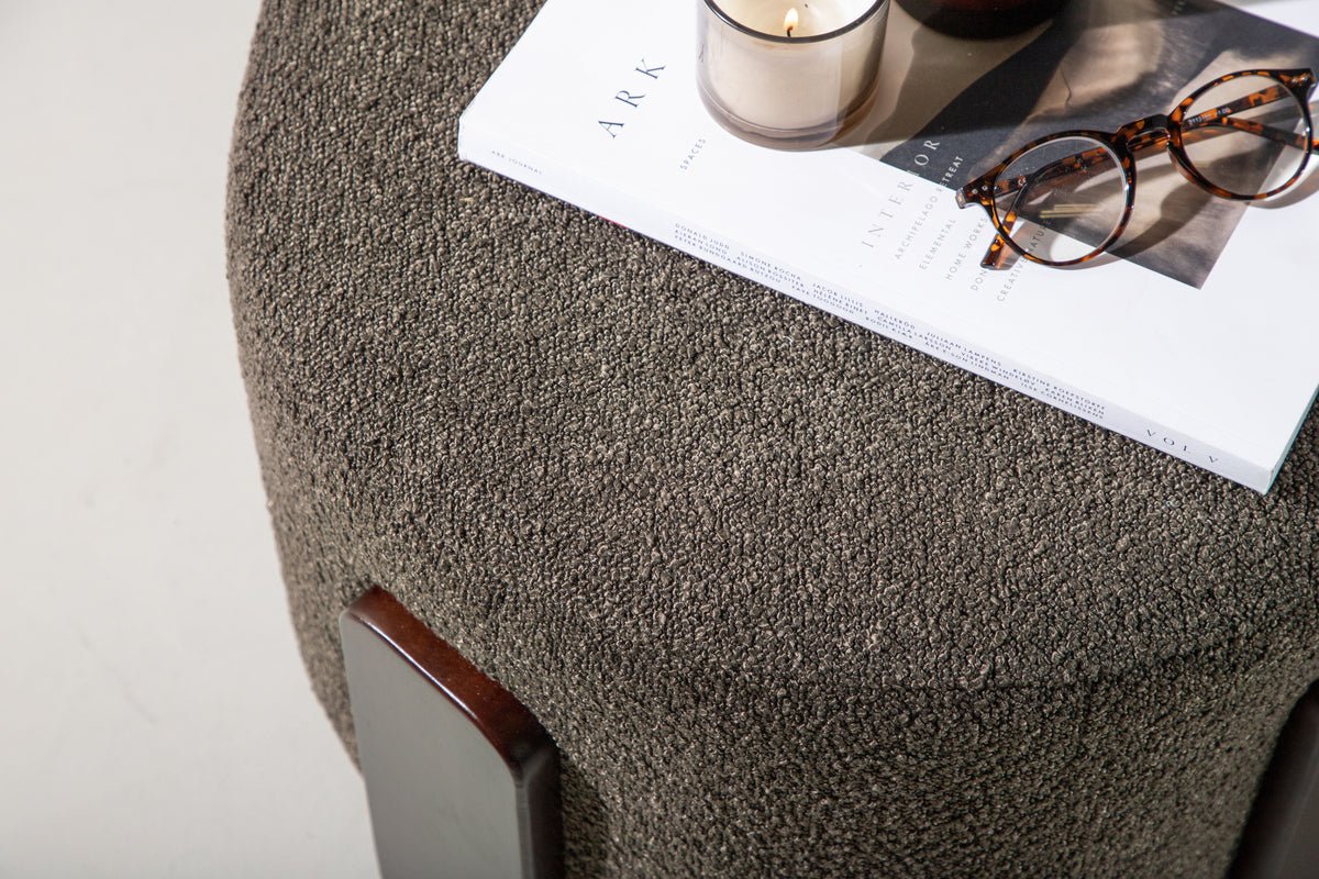 Sidepuf Carmelo – Rund puf i Bouclé Antracit (Ø 50 cm)