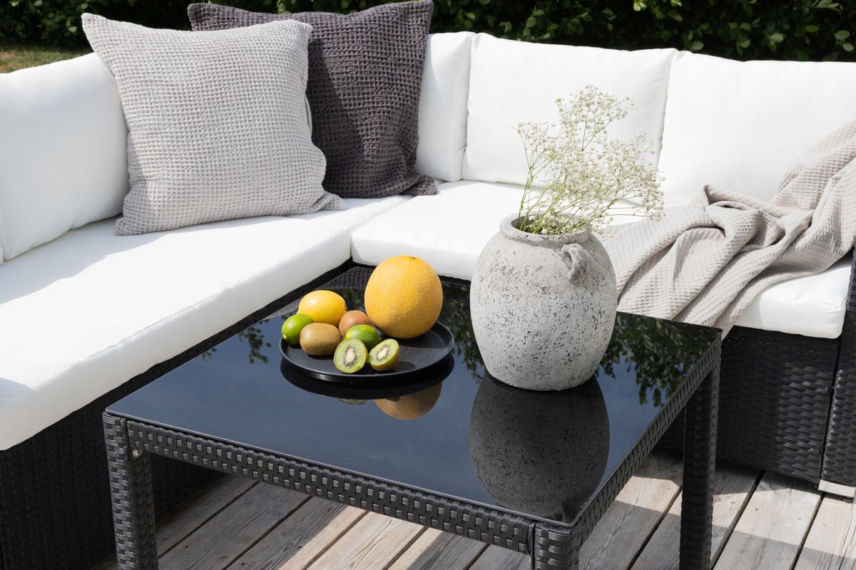 Havemøbelsæt Liana – med sort flet & hvide puder