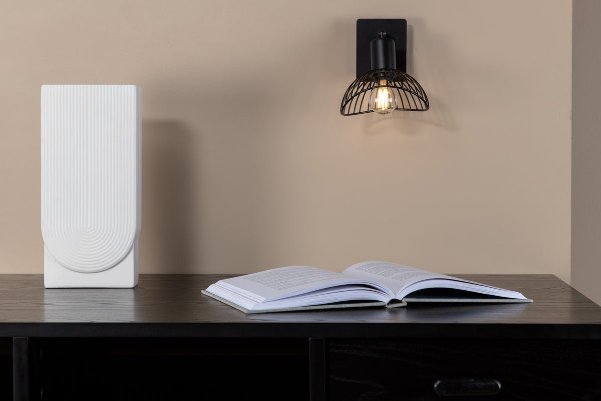 Wandleuchte „Holger" – Abgerundeter, schwarzer Stahlschirm mit eleganter Wandhalterung