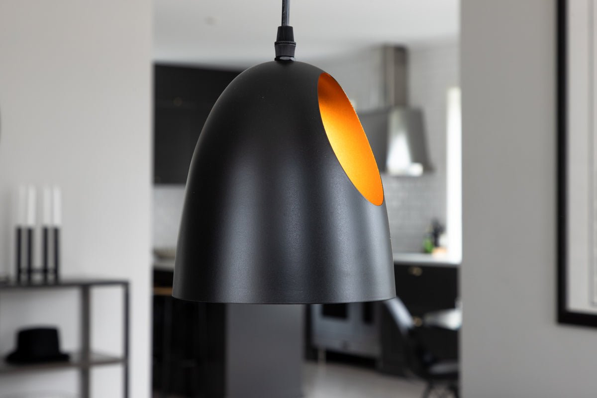Pendelampe „Black Beauty" – Med elegant kobberfarvet indvendigt design