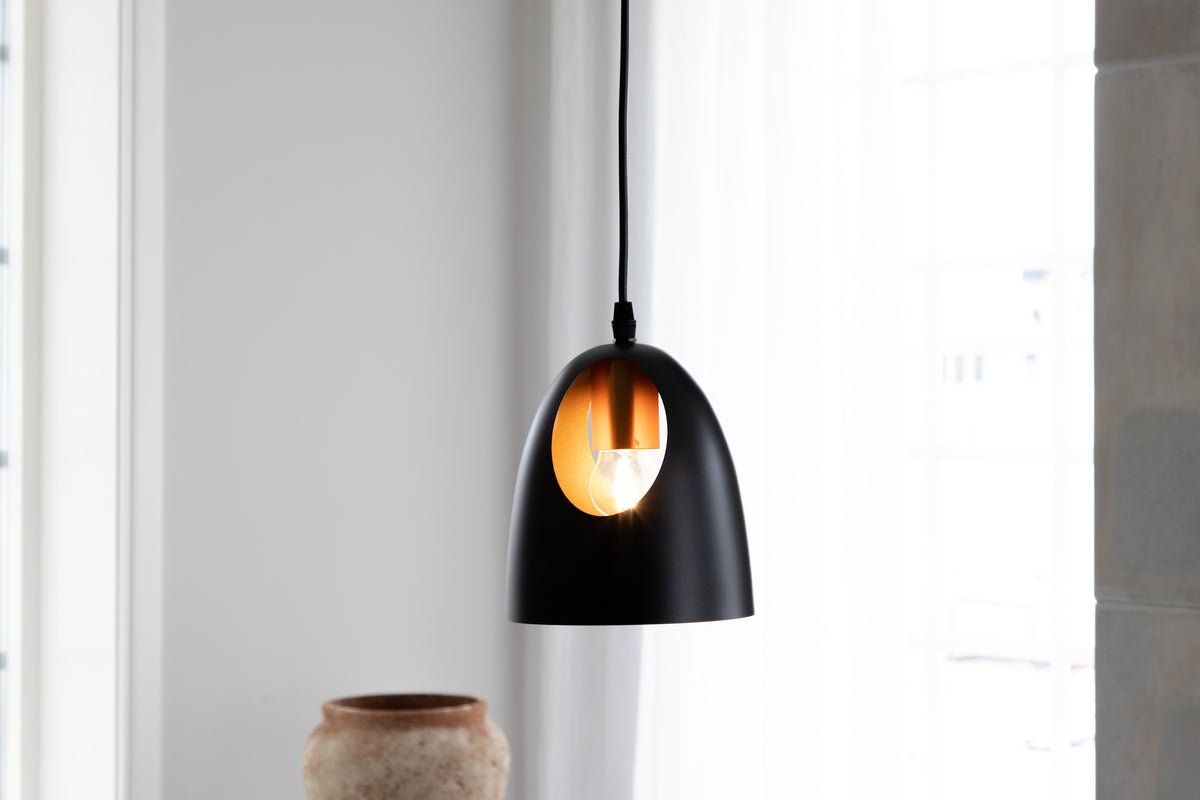 Pendelampe „Black Beauty" – Med elegant kobberfarvet indvendigt design