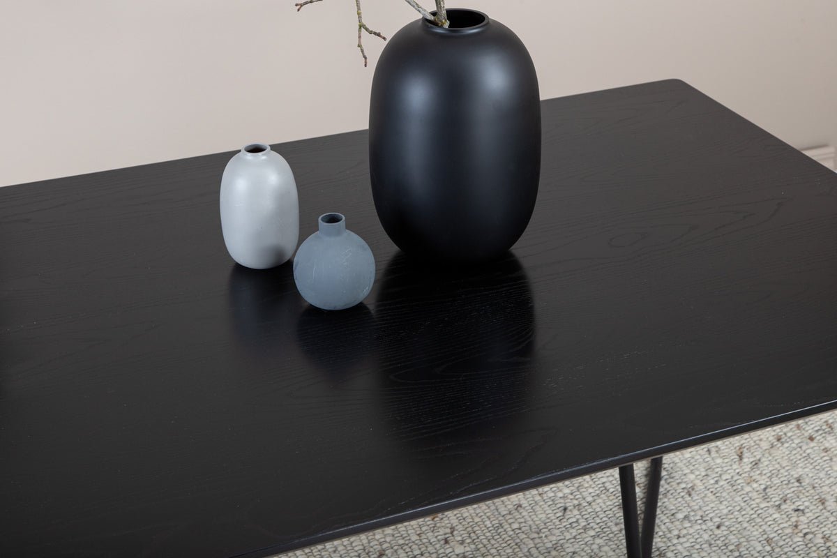 Spisebord Tanoa - et skandinavisk inspireret design med let udadgående ben