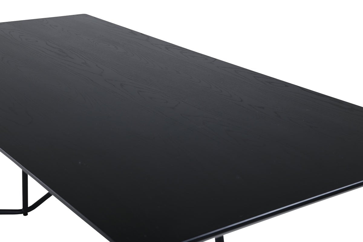 Spisebord Tanoa - et skandinavisk inspireret design med let udadgående ben