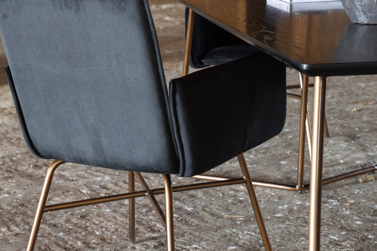 Spisebord Tanoa - et skandinavisk inspireret design med let udadgående ben