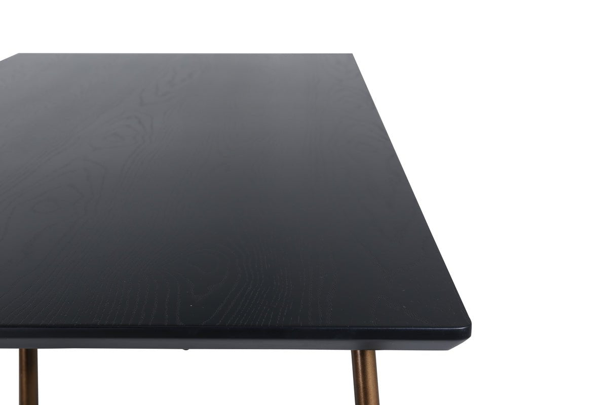 Spisebord Tanoa - et skandinavisk inspireret design med let udadgående ben