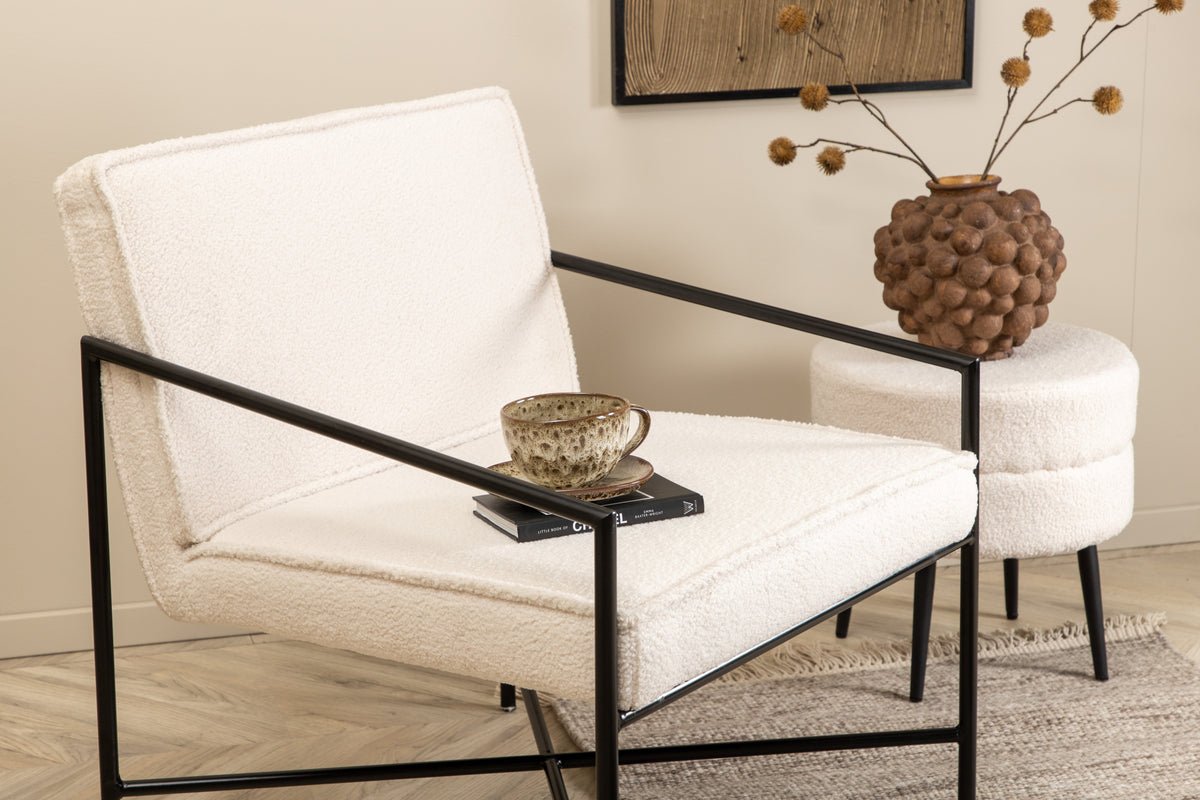 Designer lænestol Lundra – polstret stol i offwhite med sort metalstel