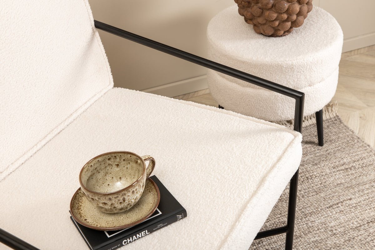 Designer lænestol Lundra – polstret stol i offwhite med sort metalstel