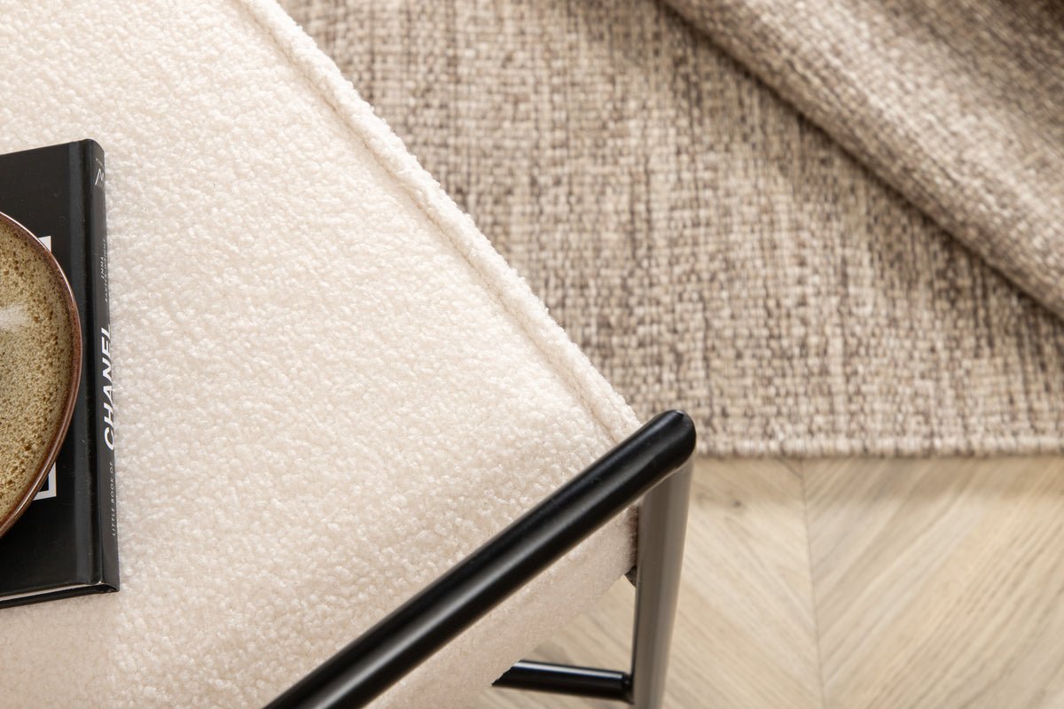 Designer lænestol Lundra – polstret stol i offwhite med sort metalstel