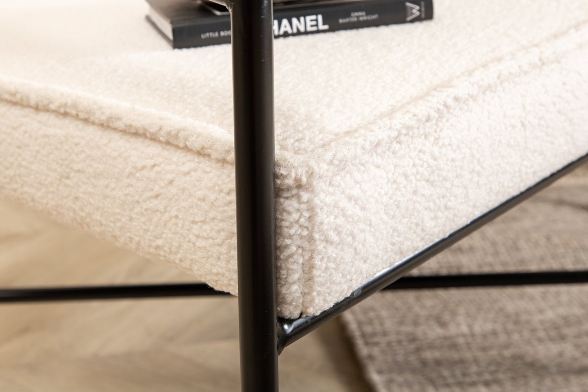 Designer lænestol Lundra – polstret stol i offwhite med sort metalstel