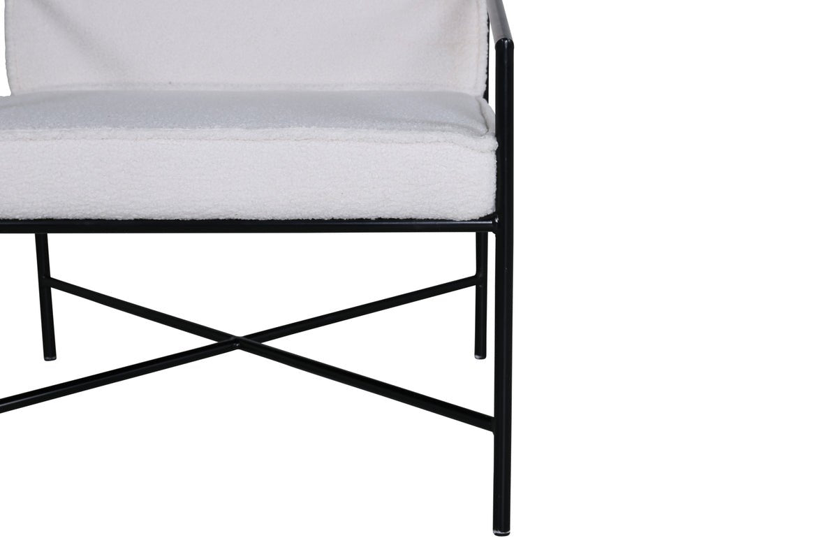 Designer lænestol Lundra – polstret stol i offwhite med sort metalstel