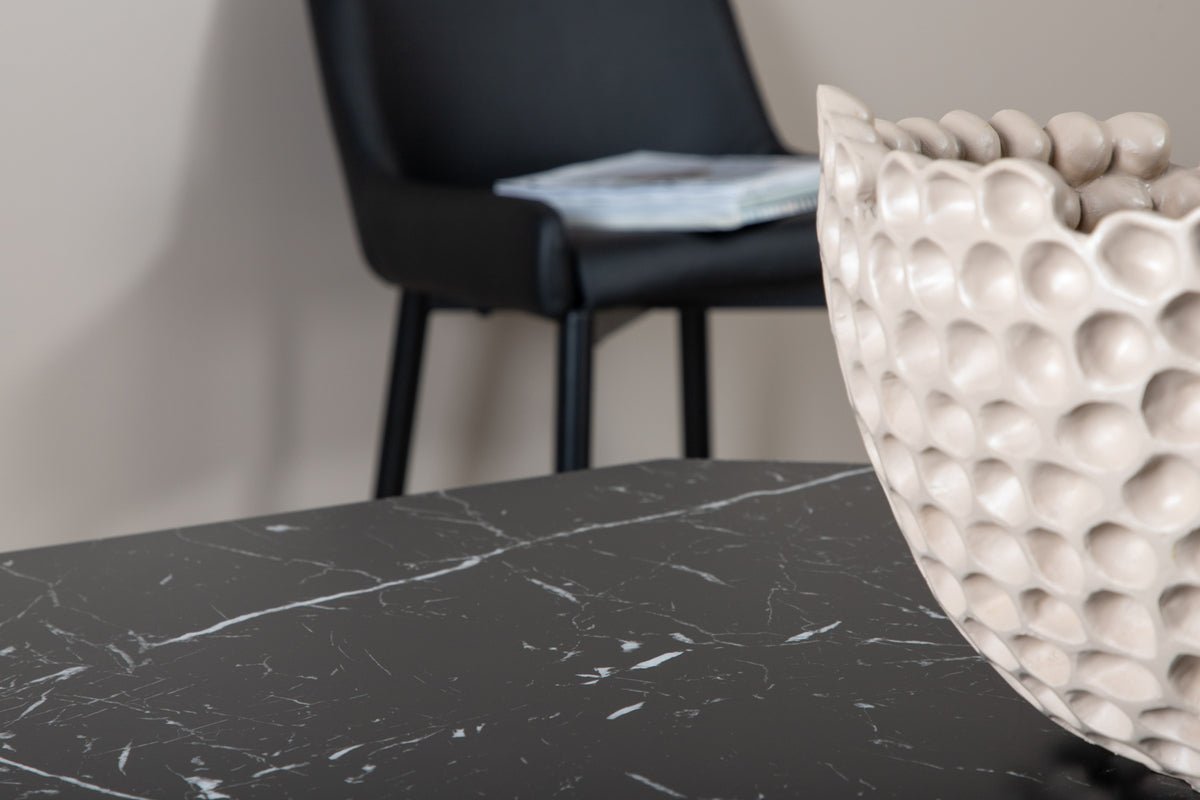 Spisebord Orani - hviler på en robust ramme, der forener stabilitet og design