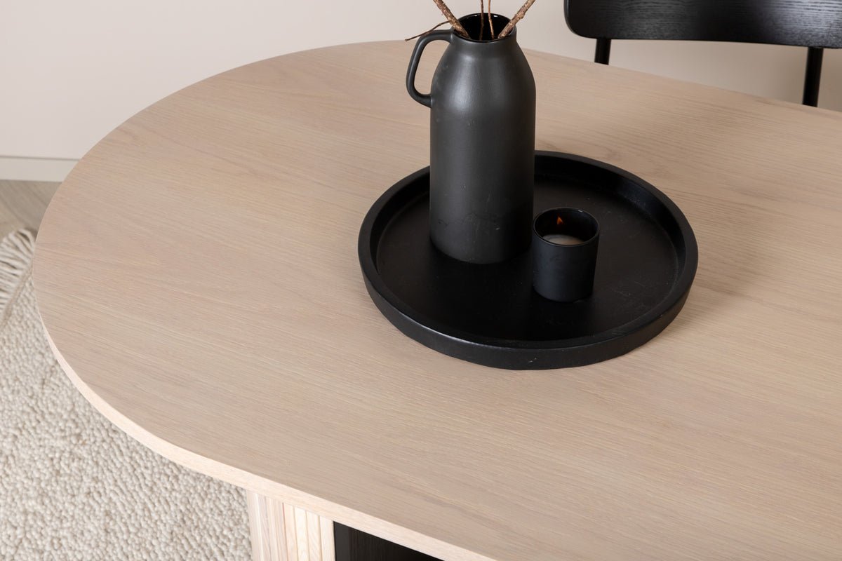 Spisebord Moani - med robust stel i ribbet design