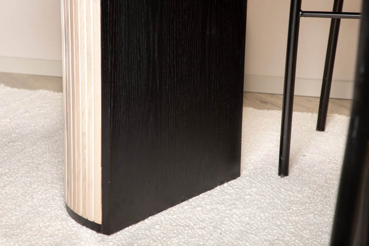 Spisebord Moani - med robust stel i ribbet design