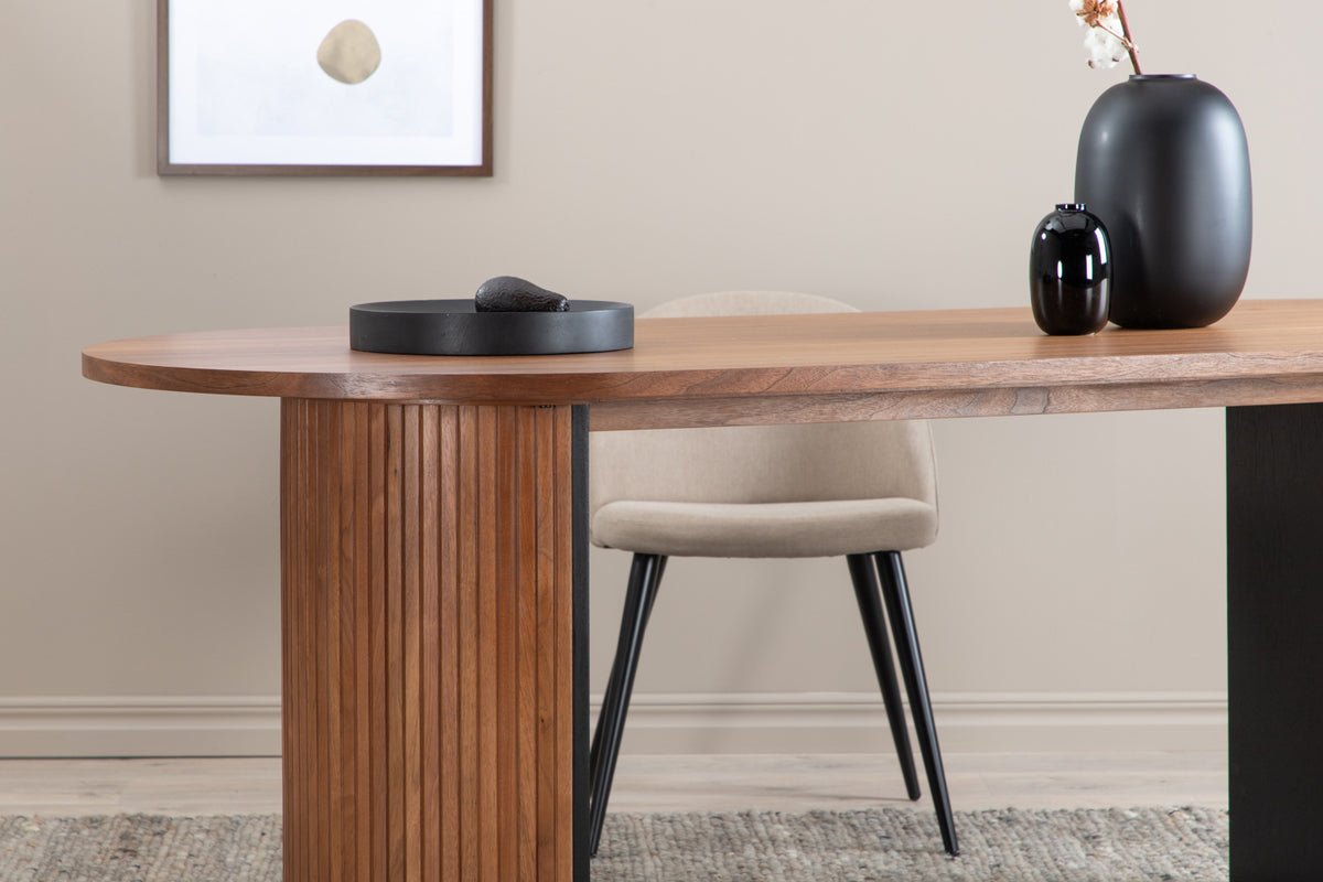 Spisebord Moani - med robust stel i ribbet design