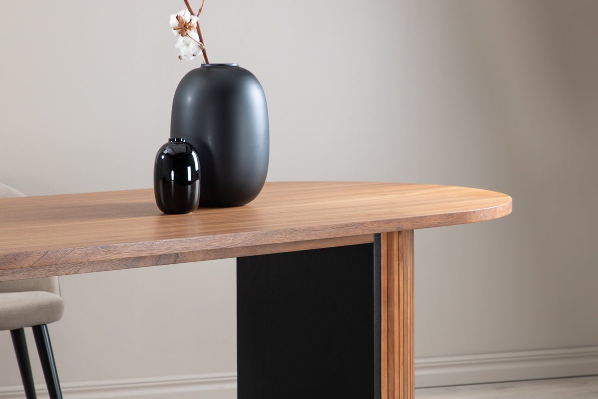 Spisebord Moani - med robust stel i ribbet design